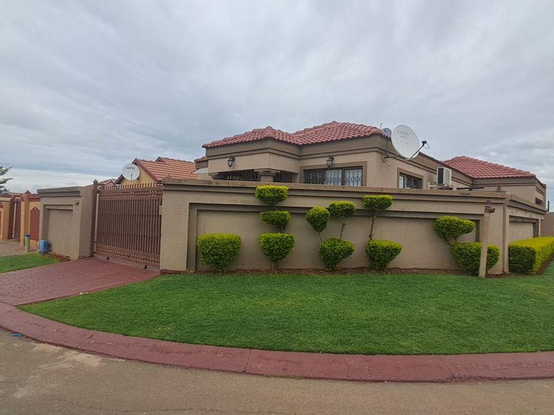 House For Sale in Soshanguve Ext - Photo 6
