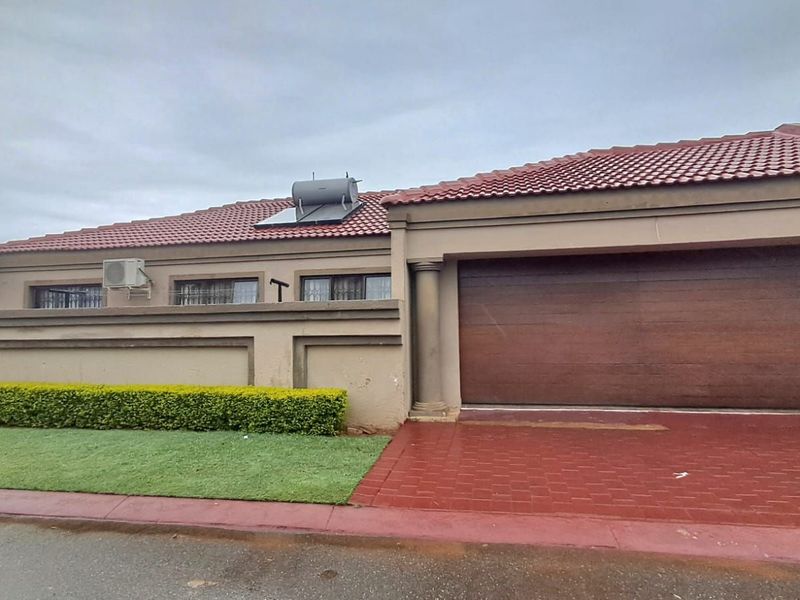 House For Sale in Soshanguve Ext - Photo 4