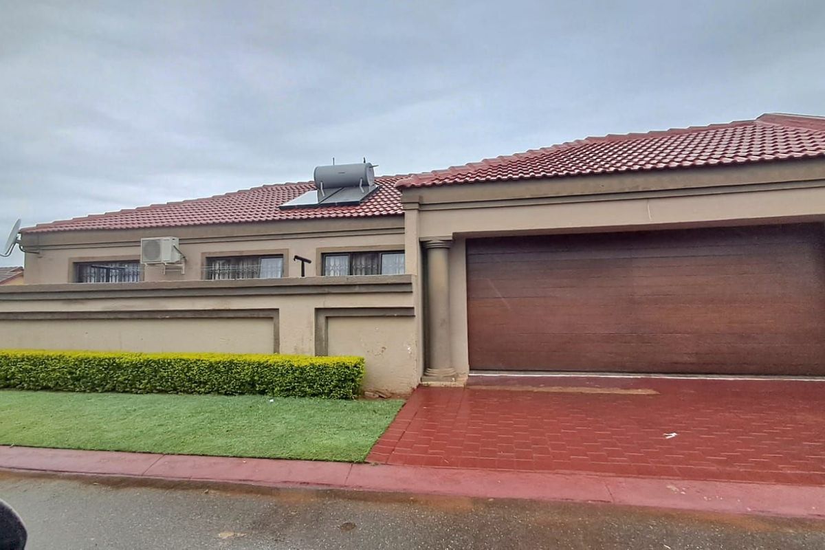 House For Sale in Soshanguve Ext - Photo 4