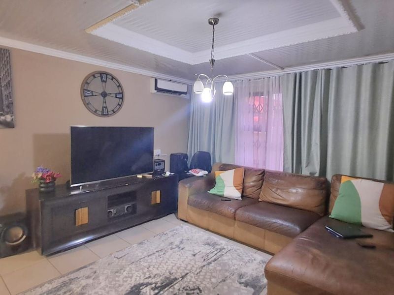 House For Sale in Soshanguve Ext - Photo 10