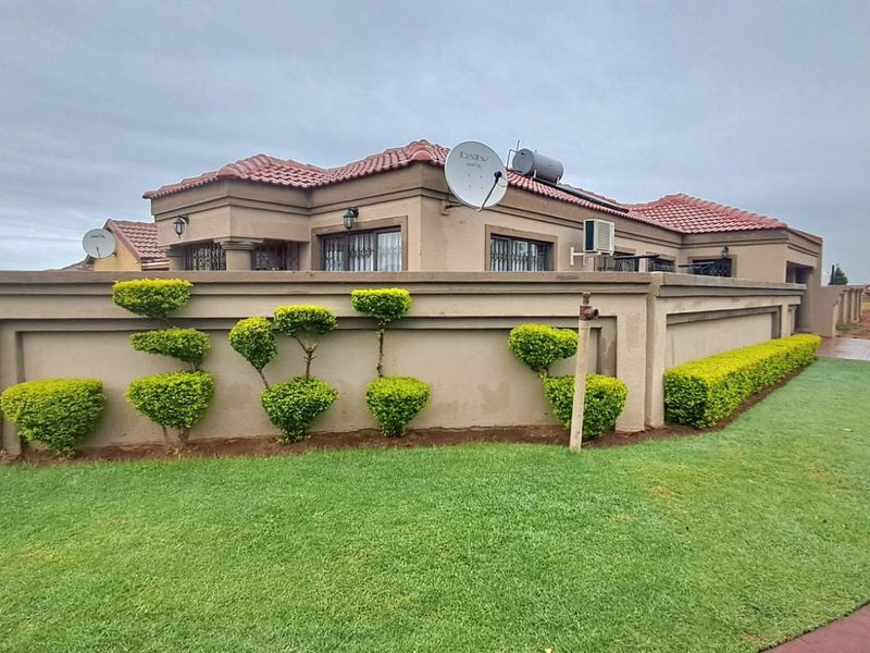 House For Sale in Soshanguve Ext - Photo 3