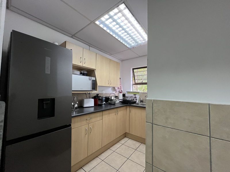 Office To Rent in Route 21 Business Park - Photo 6