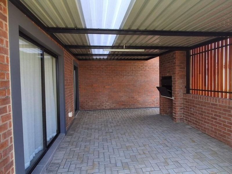 House For Sale in Terra Nova - Photo 10