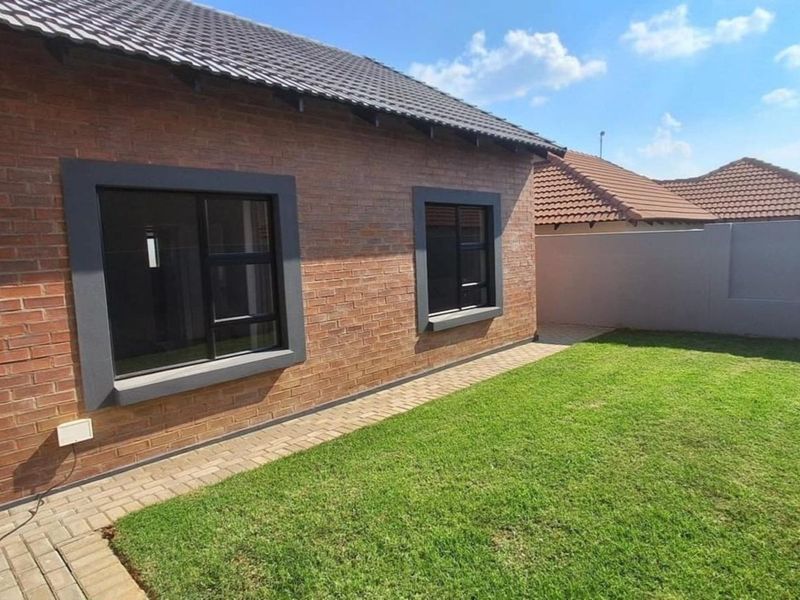 House For Sale in Terra Nova - Photo 9