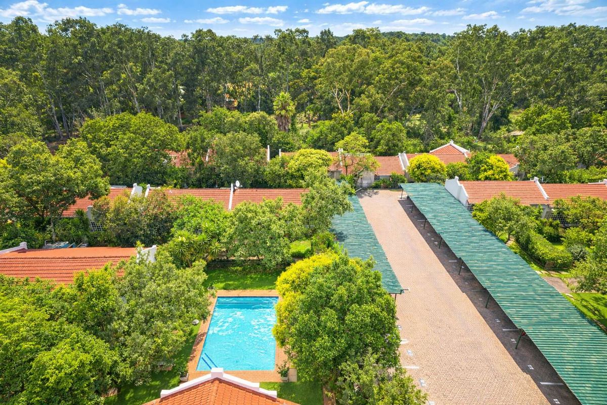 Townhouse For Sale in Douglasdale - Photo 4