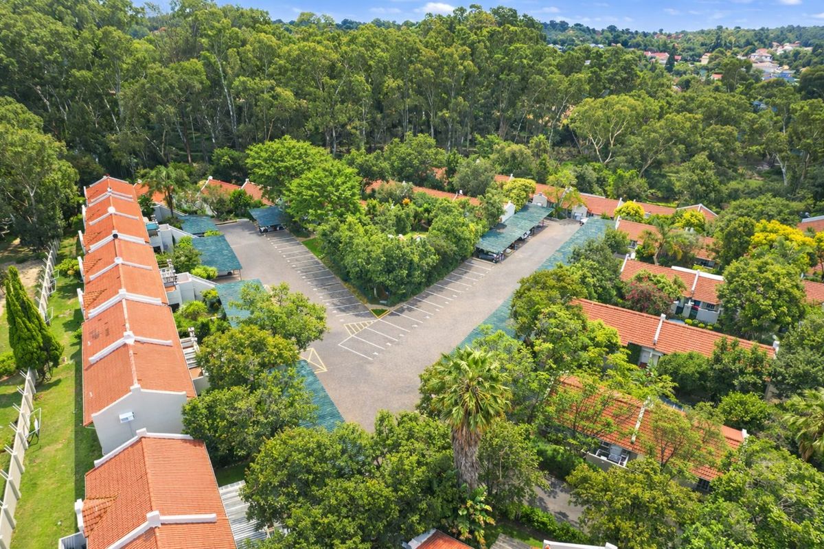 Townhouse For Sale in Douglasdale - Photo 5