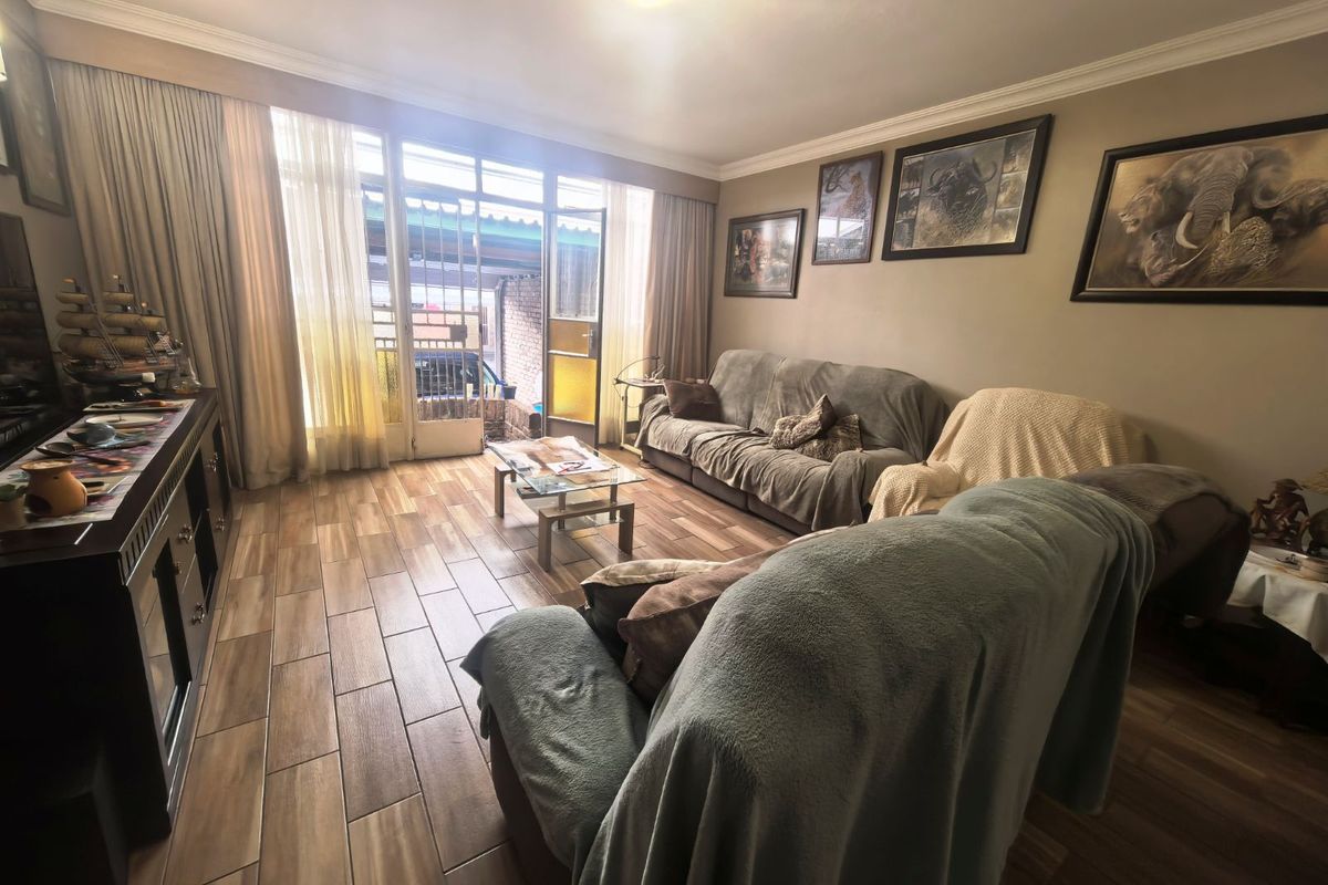 House For Sale in Lyttelton Manor - Photo 2