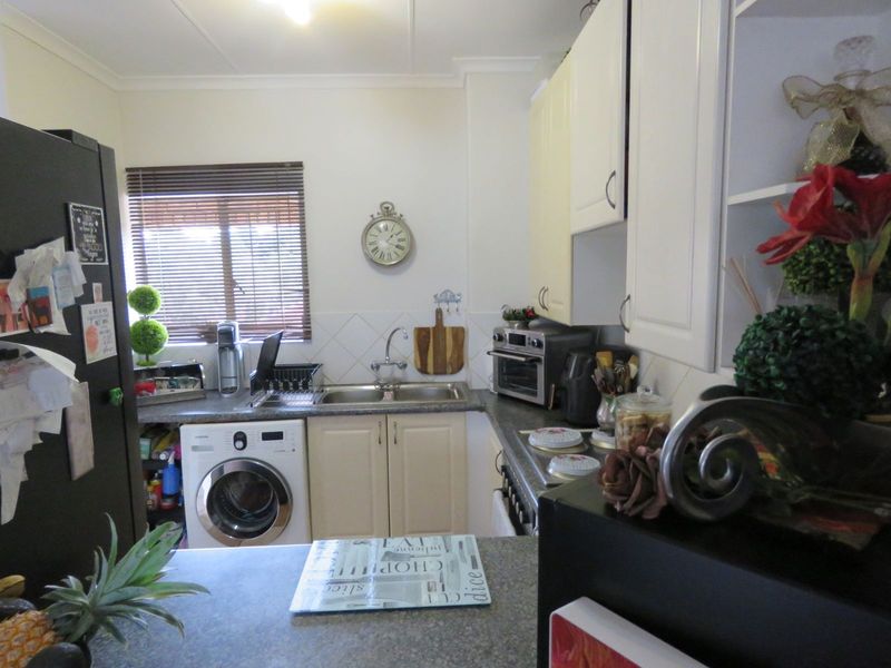 Apartment For Sale in Die Hoewes - Photo 9