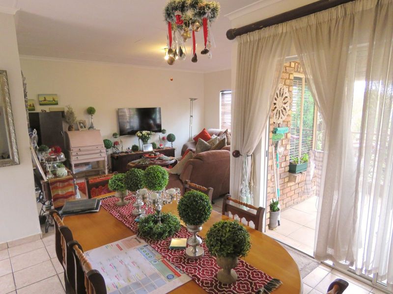 Apartment For Sale in Die Hoewes - Photo 10