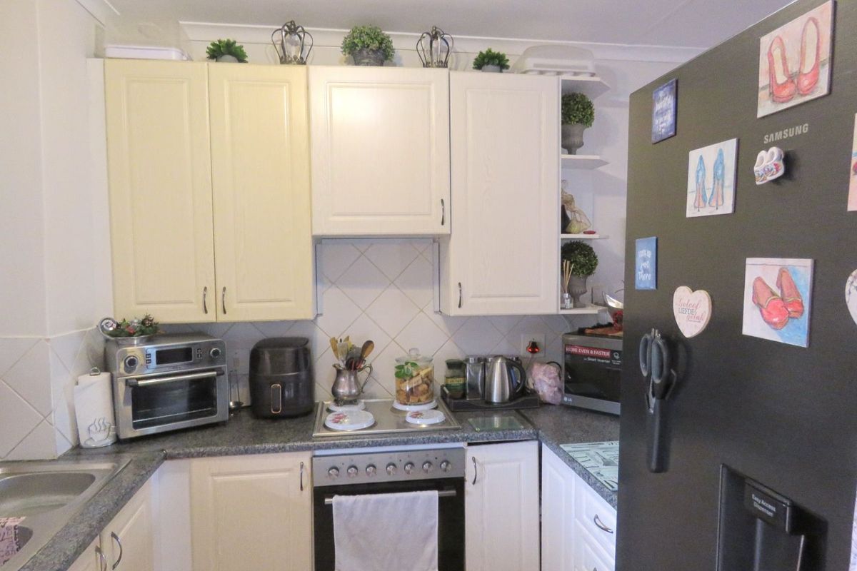 Apartment For Sale in Die Hoewes - Photo 3