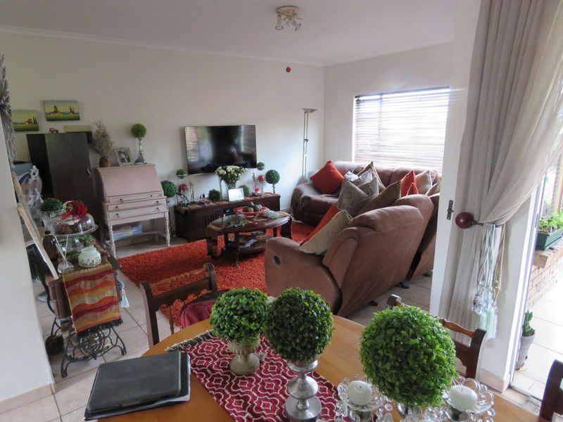 Apartment For Sale in Die Hoewes - Photo 2