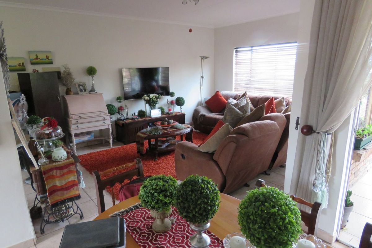 Apartment For Sale in Die Hoewes - Photo 2