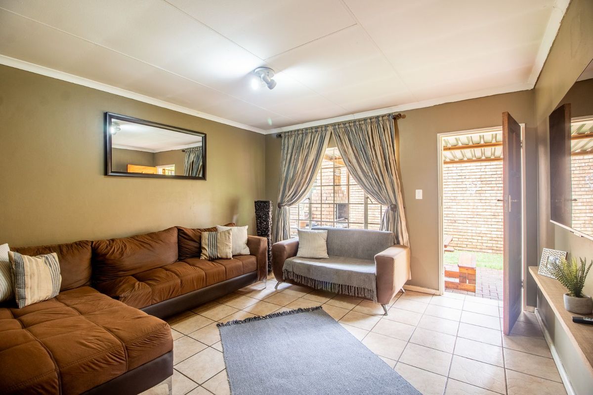 Townhouse For Sale in Doornpoort - Photo 2