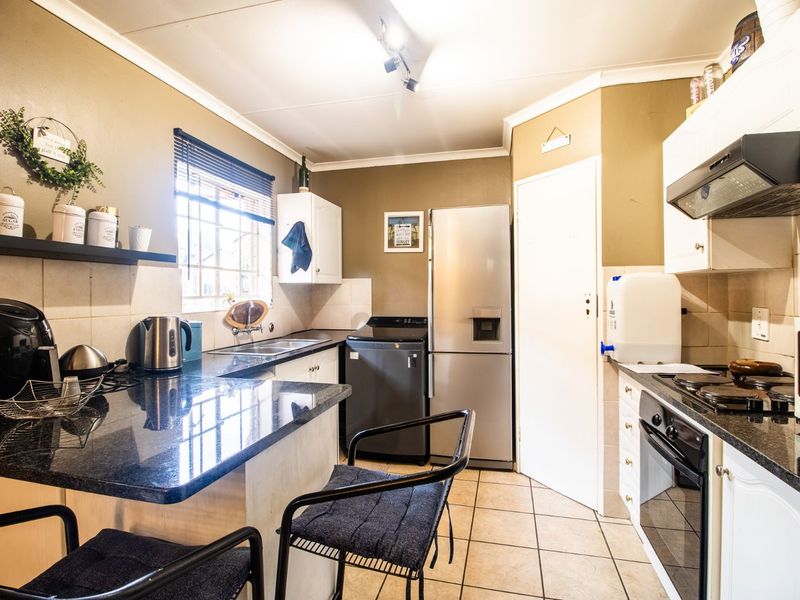 Townhouse For Sale in Doornpoort - Photo 8