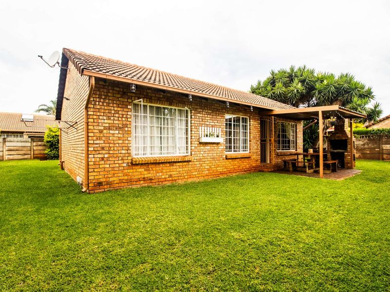 Townhouse For Sale in Doornpoort - Photo 2