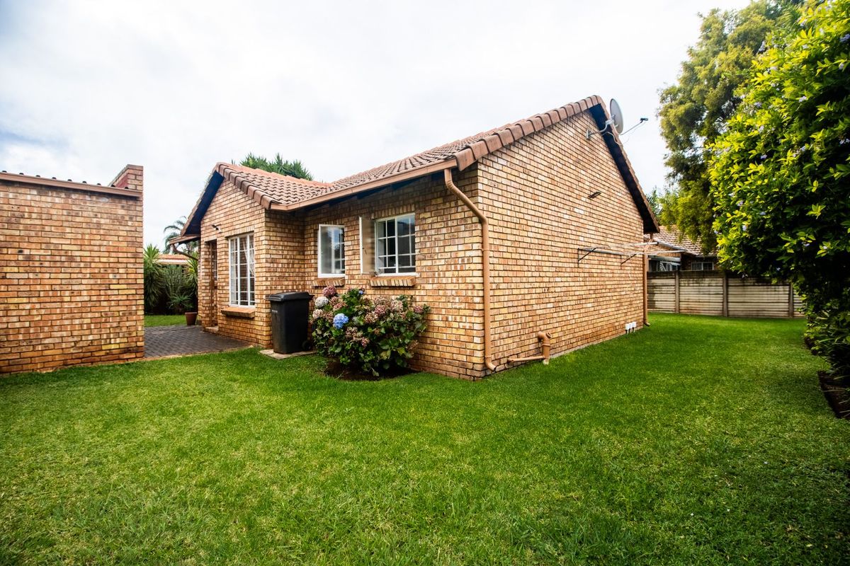 Townhouse For Sale in Doornpoort - Photo 3