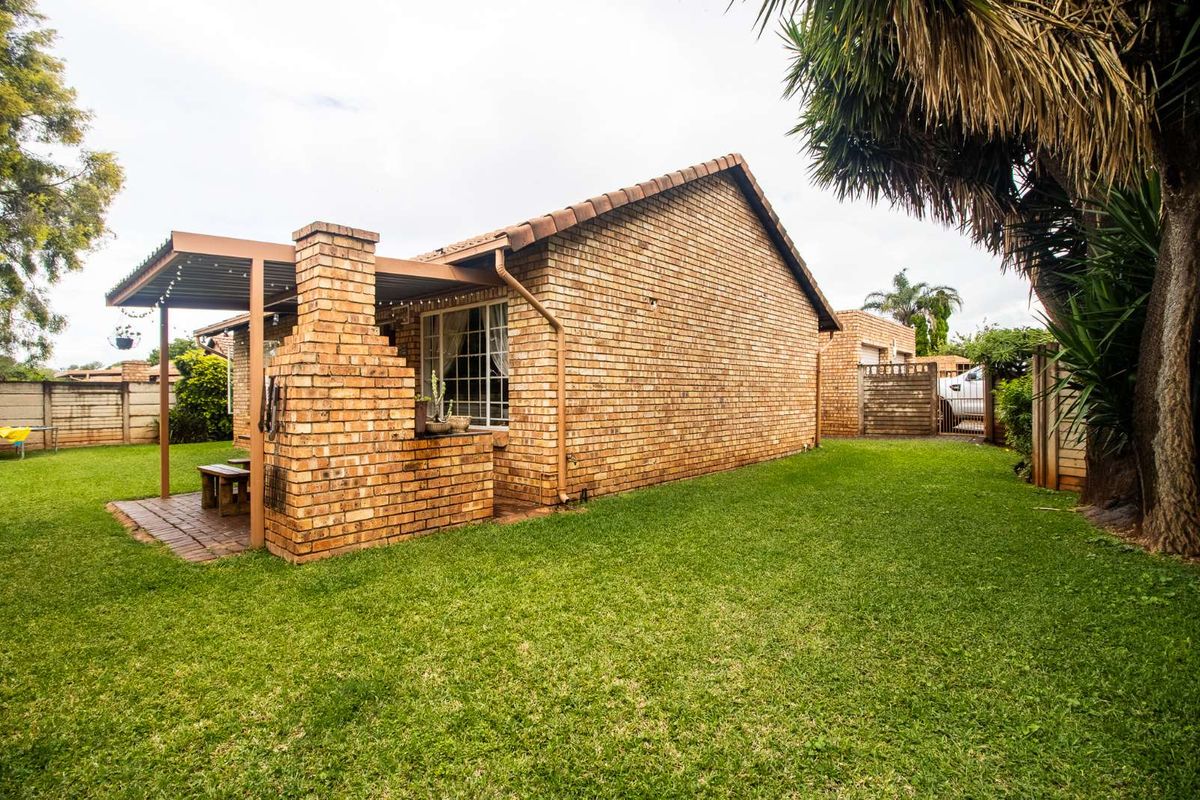 Townhouse For Sale in Doornpoort - Photo 4