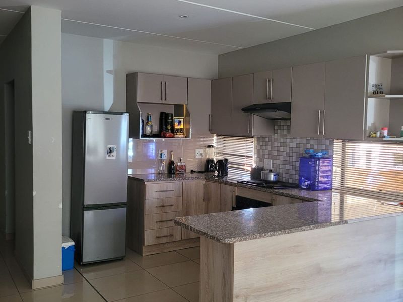 House For Sale in Jackaroo Park - Photo 2