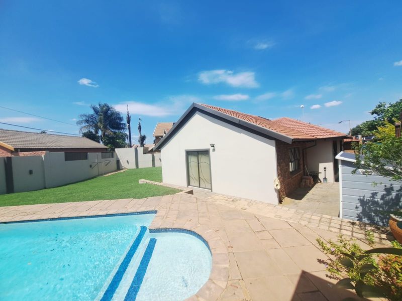 House For Sale in Eersterust - Photo 2