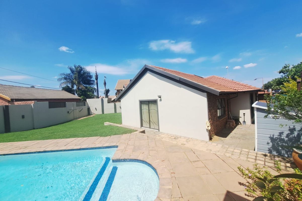 House For Sale in Eersterust - Photo 2