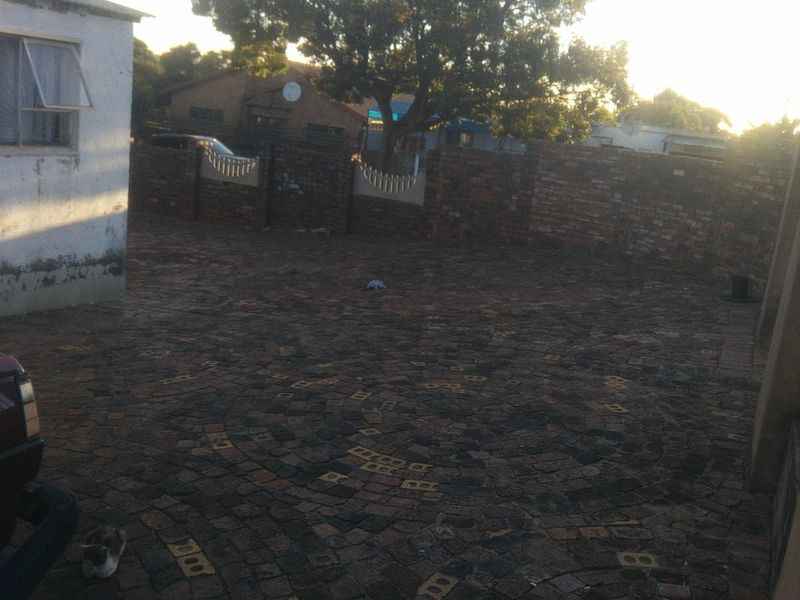 House For Sale in Eersterust - Photo 2