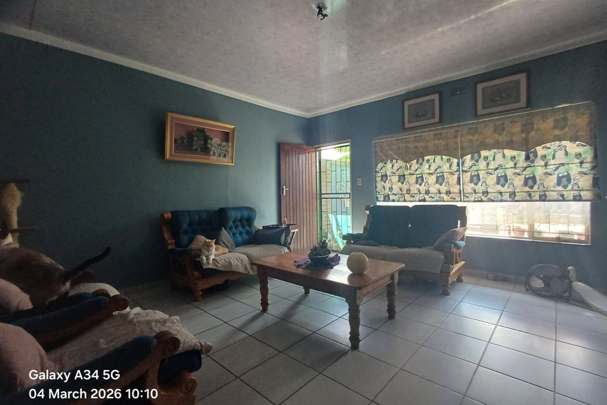 Townhouse For Sale in Meiringspark Ext 2 - Photo 2