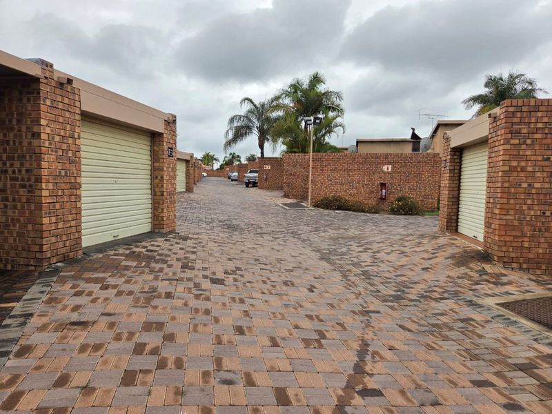 Townhouse For Sale in Bendor - Photo 6