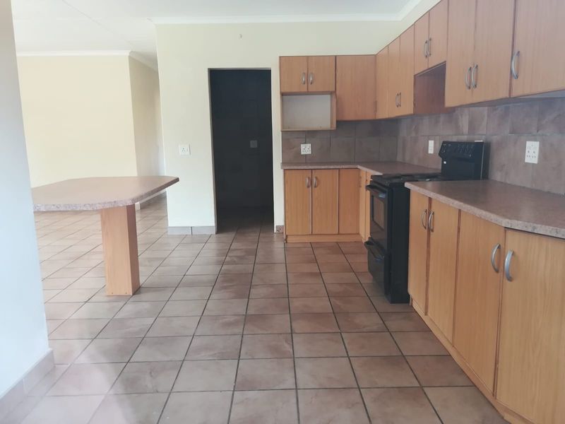 Townhouse For Sale in Kuruman Central - Photo 4