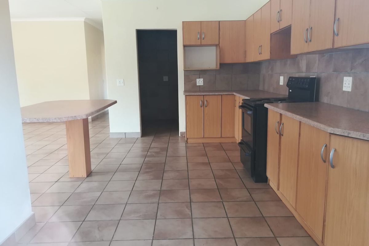 Townhouse For Sale in Kuruman Central - Photo 4