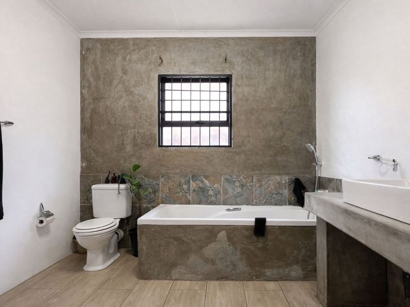 Townhouse For Sale in Ermelo Central - Photo 10