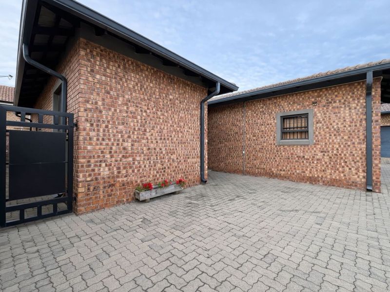 Townhouse For Sale in Ermelo Central - Photo 2
