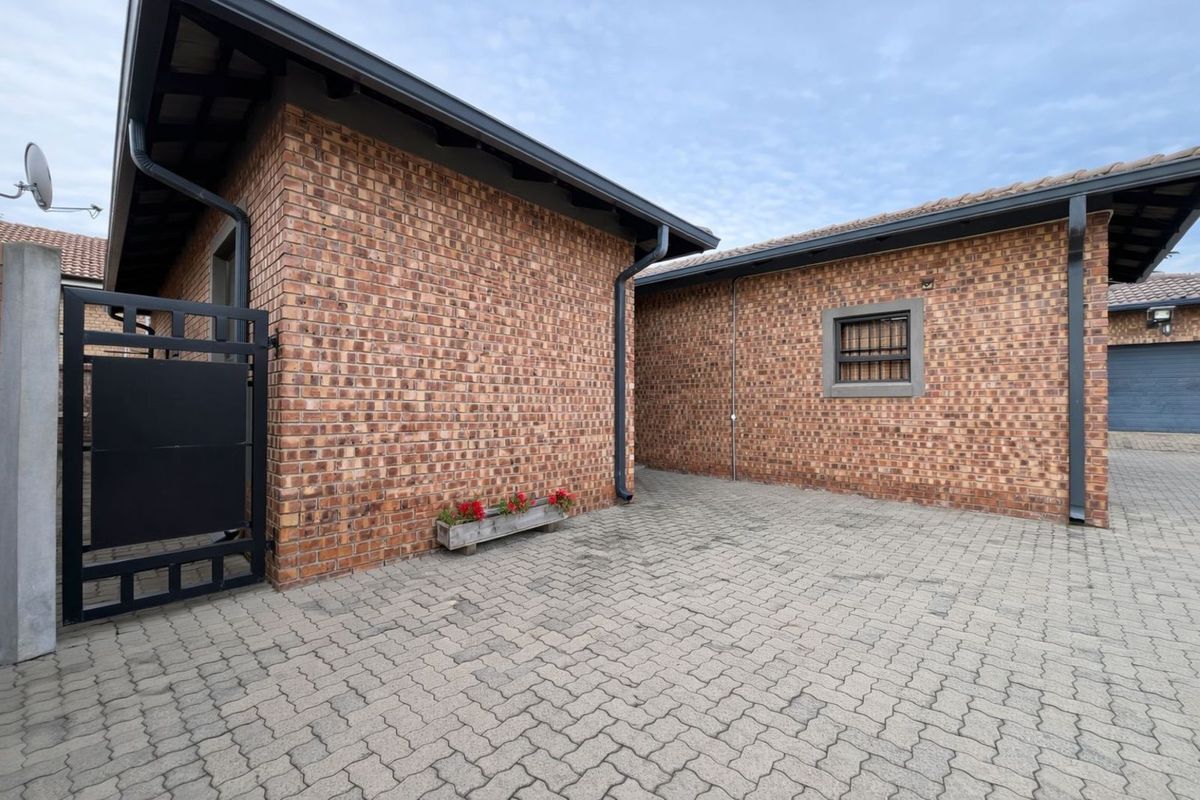 Townhouse For Sale in Ermelo Central - Photo 2