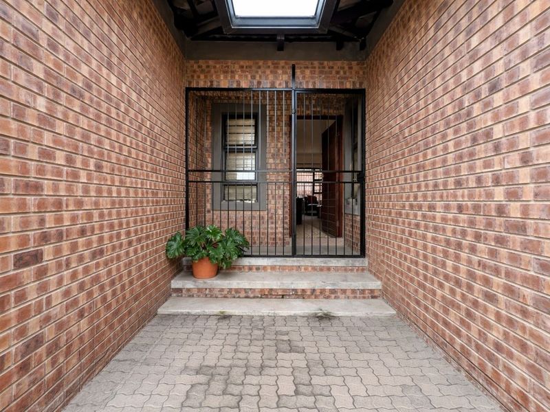 Townhouse For Sale in Ermelo Central - Photo 3