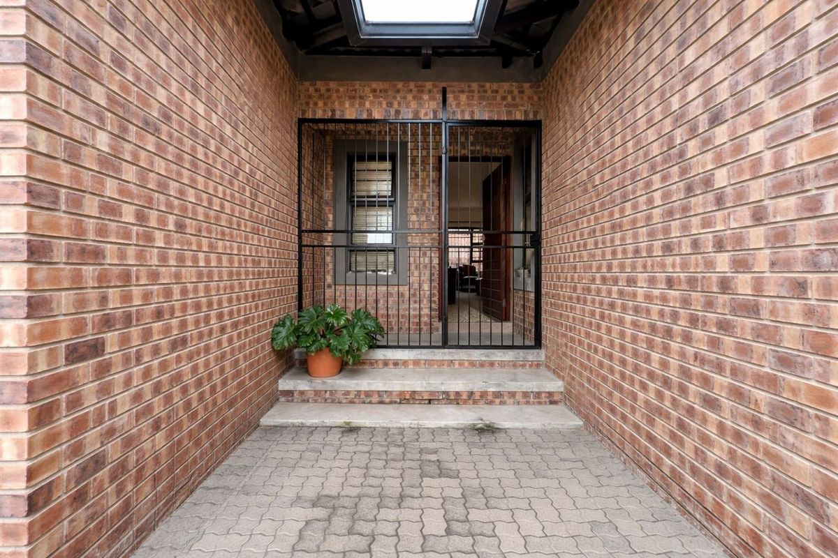 Townhouse For Sale in Ermelo Central - Photo 3