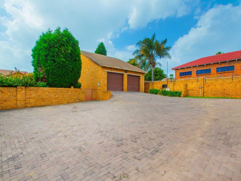 Townhouse For Sale in Wilgeheuwel - Photo 3