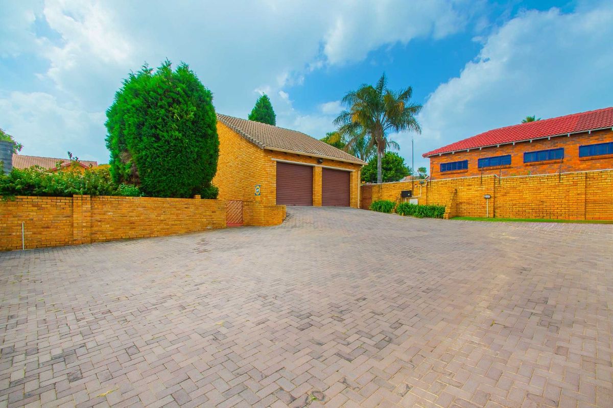 Townhouse For Sale in Wilgeheuwel - Photo 3