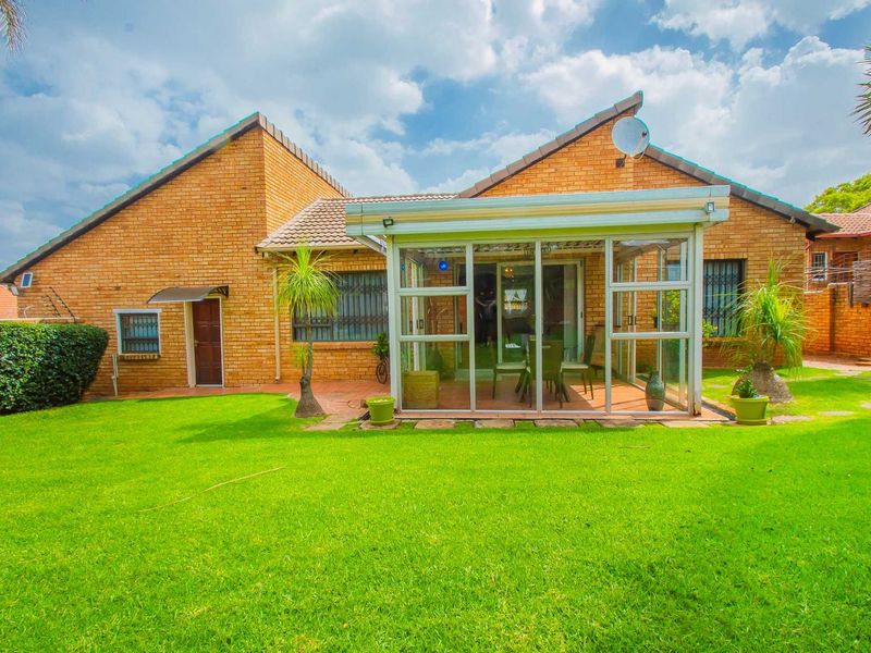 Townhouse For Sale in Wilgeheuwel - Photo 2