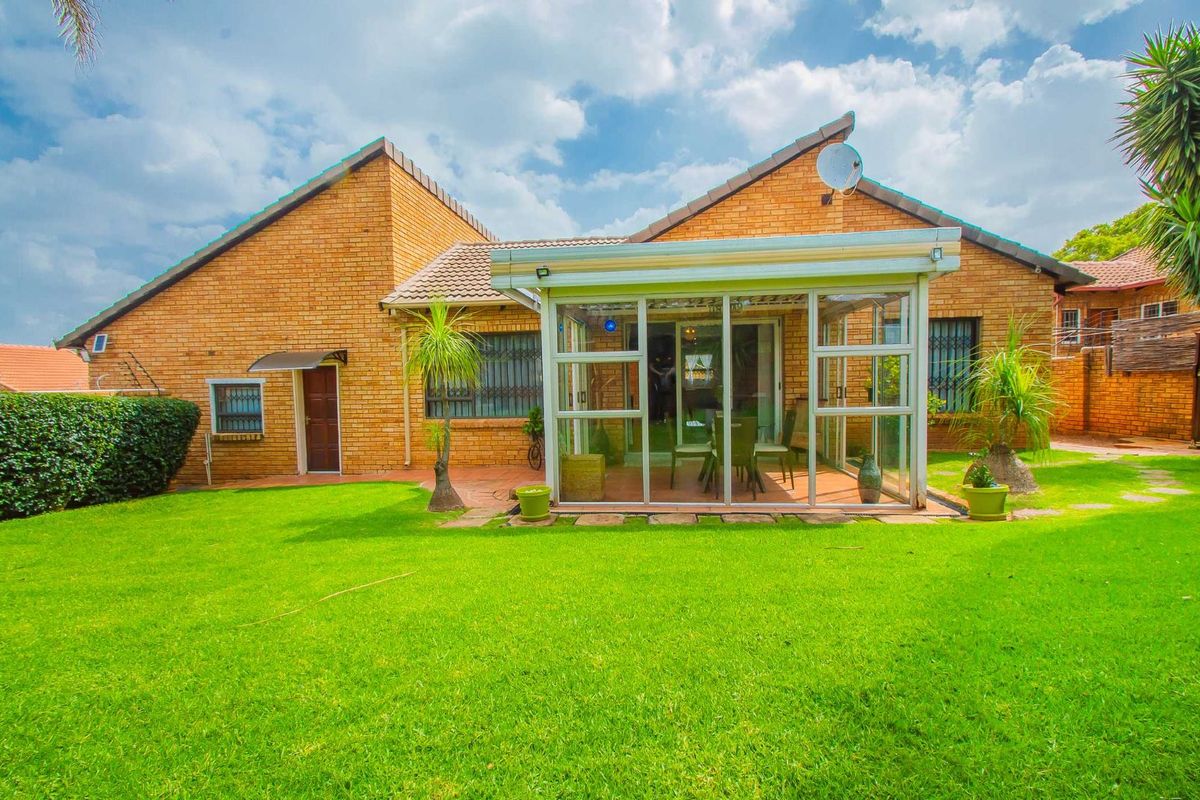 Townhouse For Sale in Wilgeheuwel - Photo 2