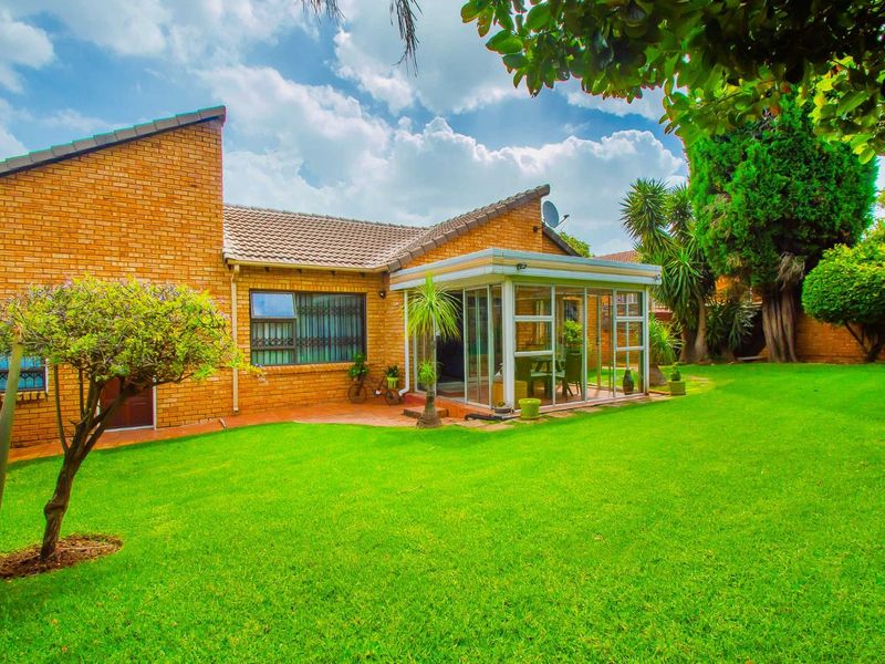 Townhouse For Sale in Wilgeheuwel - Photo 3