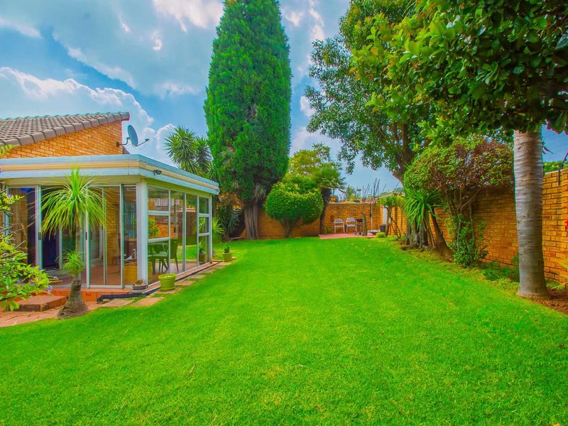Townhouse For Sale in Wilgeheuwel - Photo 1