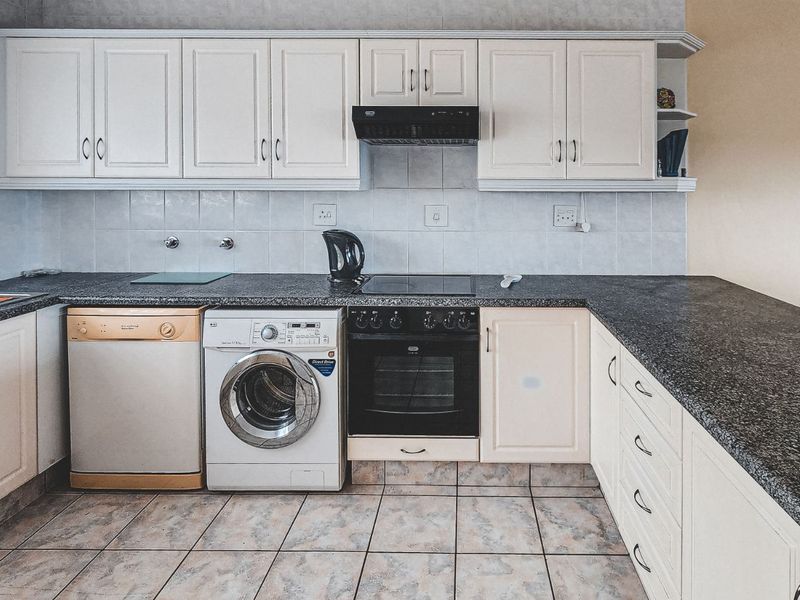 Apartment For Sale in Beverley Hills Estate - Photo 2