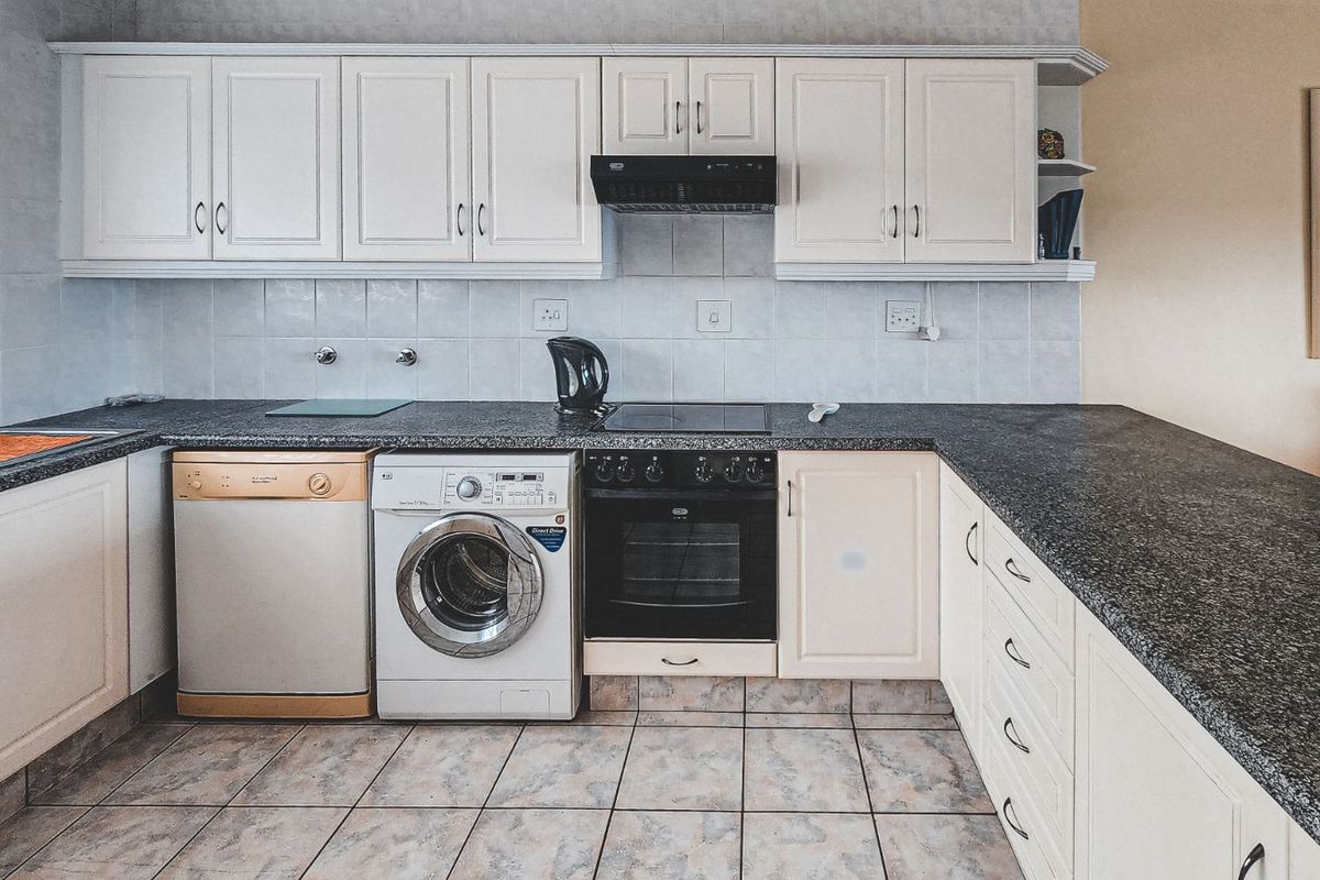 Apartment For Sale in Beverley Hills Estate - Photo 2