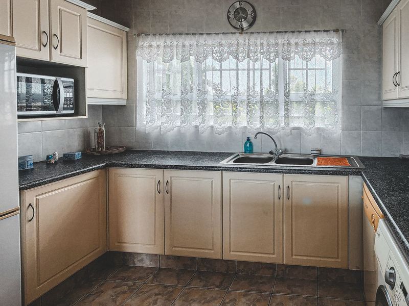 Apartment For Sale in Beverley Hills Estate - Photo 3