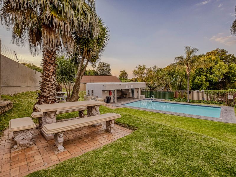 Townhouse For Sale in Helderkruin - Photo 1