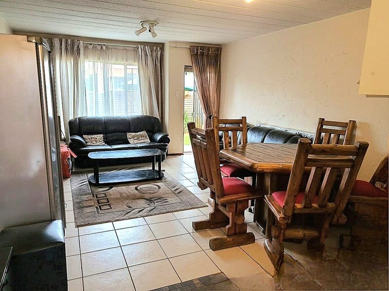 Townhouse For Sale in Helderkruin - Photo 5