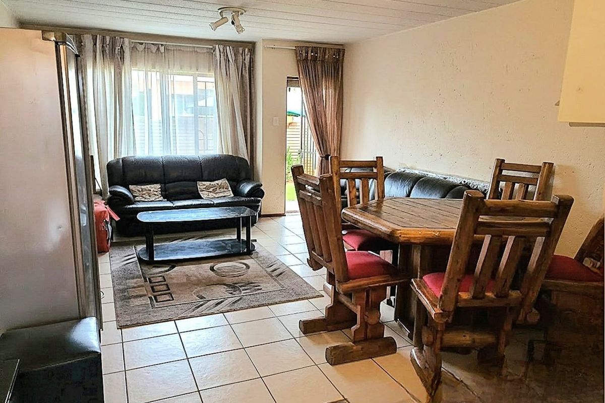 Townhouse For Sale in Helderkruin - Photo 5