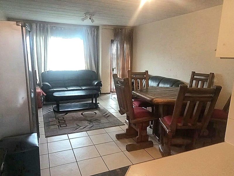 Townhouse For Sale in Helderkruin - Photo 4