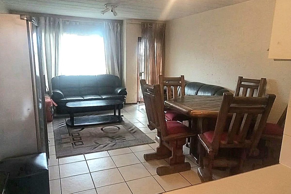 Townhouse For Sale in Helderkruin - Photo 4