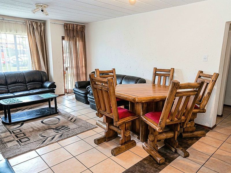 Townhouse For Sale in Helderkruin - Photo 3