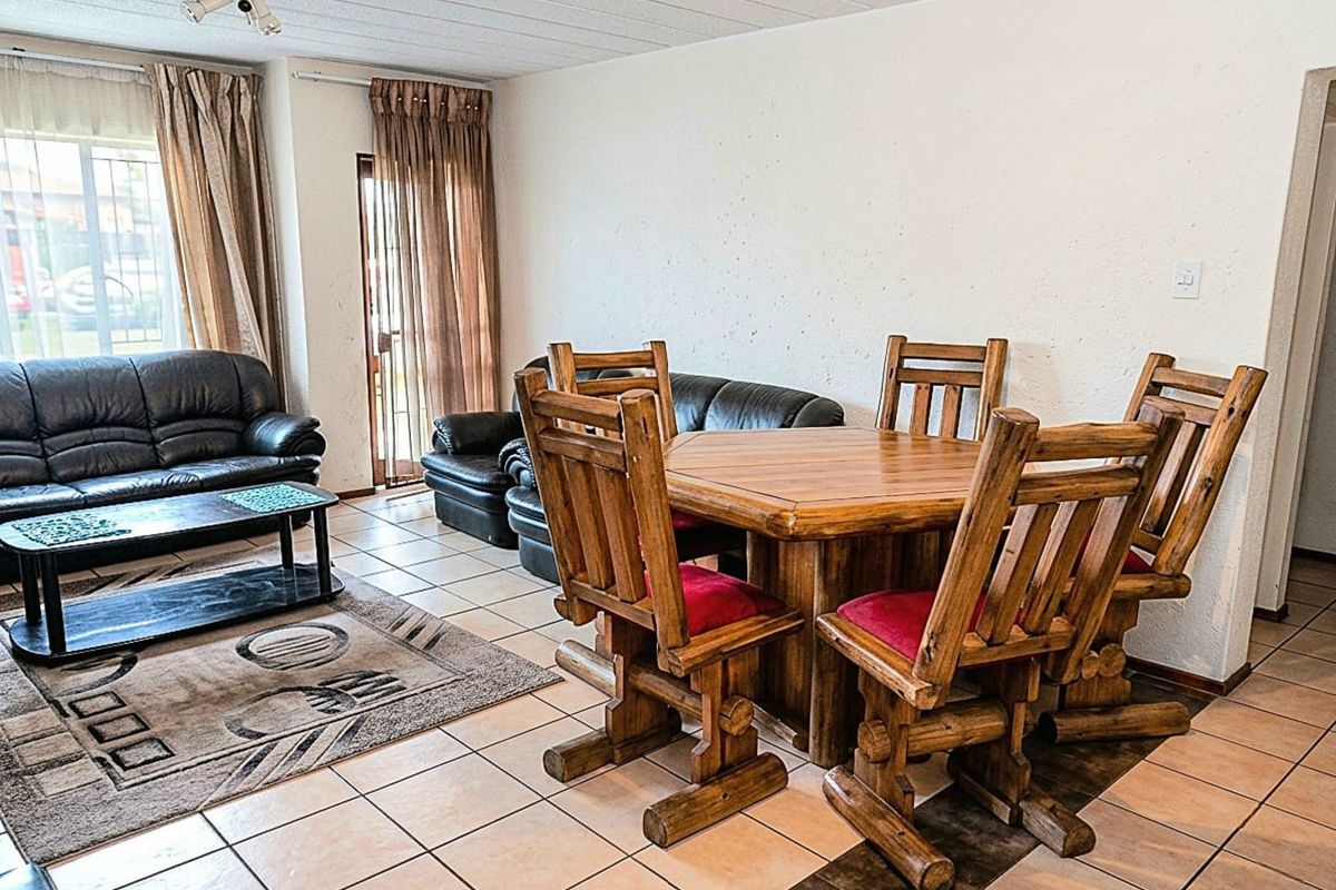 Townhouse For Sale in Helderkruin - Photo 3